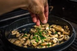 Grillfürst Dutch Oven BBQ Edition DO6 - Klaus Grillt Sonderedition -Camping Geschäft Klaus grillt Dutch Oven Deckel Pilzpfanne