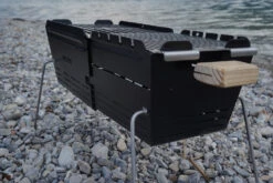 Knister Grill Original - Ausziehbarer Holzkohle Kompaktgrill -Camping Geschäft Knister Grill Beine auf Steinen