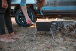 Knister Grill Small - Holzkohle Kompaktgrill -Camping Geschäft Knister Grill Campinggrill Beine Wiese