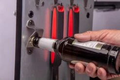 Grillfürst G621G 6-Brenner Edelstahl-Gasgrill - 1. FC Köln Edition - Gusseisenroste -Camping Geschäft Koeln Grill Flaschenoeffner Unterschrank Tuer 13