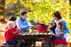 LotusGrill Classic - Holzkohle Tischgrill - Feuerrot Inkl. Tasche -Camping Geschäft LotusGrill Classic Picknick Campinggrill