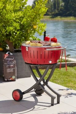 LotusGrill XXL - Holzkohle Grillstation - Feuerrot -Camping Geschäft LotusGrill XXL Feuerrot Fahrbar Kugelgrill