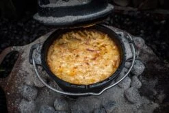 Grillfürst Dutch Oven Set BBQ Edition DO2 - X-DEAL Inkl. Tragetasche / Aufbewahrungstasche, Gusseisen Pflege Und Deckelheber -Camping Geschäft Makkaroni Auflauf Dutch Oven 1