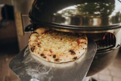 Moesta Smokin' PizzaRing – Für 58 Cm Kugelgrill -Camping Geschäft Moesta Pizzaring Pizza backen 3