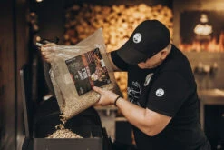 Moesta Pelletgrill Sheriff Inklusive Bambus Ablagebrett - Modell 2023 -Camping Geschäft Moesta Sheriff Pelletgrill pellets einfuellen 10593