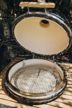 Monolith Grill LeCHEF PRO-Serie 2.0 Schwarz - MIT Gestell Und Seitentischen -Camping Geschäft Monolith Le Chef Deckel offen Keramikgrill