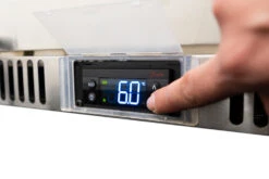 Napoleon Outdoor - Kühlschrank, 135 Liter, Rechtsdrehende Tür Mit Doppelverglasung Und LED Beleuchtung - Wasserdicht Nach IP24 -Camping Geschäft NFR135ORGL Detail TemperatureDisplay WithHand