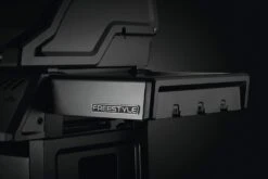 Napoleon Freestyle 365 Gasgrill, Graphit - Mit Sizzle Zone Und Tür - Modell 2023 NEU -Camping Geschäft Napoleon Freestyle 365 Sizzle Zone Tuer Seitenablage
