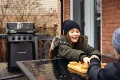 Napoleon Freestyle 425 Gasgrill, Graphit - Mit Sizzle Zone - X-DEAL Inkl. Grillplatte Und Plancha Tool-Set 38 Napoleon Freestyle 425 Gasgrill, Graphit - Mit Sizzle Zone - X-DEAL Inkl. Grillplatte Und Plancha Tool-Set -Camping Geschäft Napoleon Freestyle 425 SIB Lifestyle Balkon 1