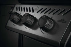 Napoleon Freestyle 365 Gasgrill, Graphit - Mit Seitenbrenner - Modell 2023 - X-DEAL Inkl. Abdeckhaube Und Gussplatte -Camping Geschäft Napoleon Freestyle Bedienknoepfe 2