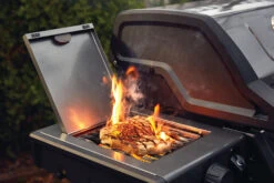 Napoleon Freestyle 365 Gasgrill, Graphit - Mit Sizzle Zone - Modell 2023 - X-DEAL Inkl. Abdeckhaube Und Gussplatte -Camping Geschäft Napoleon Freestyle F365 F425 Infrarotbrenner 1