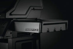 Napoleon Freestyle 425 Gasgrill, Graphit - Mit Sizzle Zone - X-DEAL Inkl. Grillplatte Und Plancha Tool-Set 36 Napoleon Freestyle 425 Gasgrill, Graphit - Mit Sizzle Zone - X-DEAL Inkl. Grillplatte Und Plancha Tool-Set -Camping Geschäft Napoleon Freestyle Seitenablage Besteckhaken 4