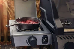 Napoleon Freestyle 365 Gasgrill, Graphit - Mit Seitenbrenner - Modell 2023 - X-DEAL Inkl. Drehspiess -Camping Geschäft Napoleon Freestyle Seitenbrenner