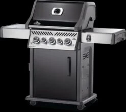 Napoleon Rogue SE 425 Gasgrill, Schwarz Mit Gussrosten - Hero Modell 2023 Inkl. Drehspieß - SMART Deal Inkl. Grillfürst Grill Control -Camping Geschäft Napoleon Gasgrill RSE425 Hero Drehregler beleuchtet