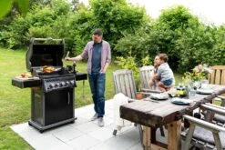 Napoleon Rogue 425 Gasgrill - All Black - Mit Seitenbrenner - Hero Modell 2023 Mit Heckbrenner Inkl. Drehspieß, Abdeckhaube Und Grillplatte -Camping Geschäft Napoleon Gasgrill Rogue 425 Hero Lifestyle 01
