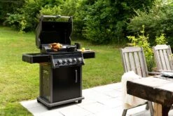Napoleon Rogue 425 Gasgrill - All Black - Mit Seitenbrenner - Hero Modell 2023 Mit Heckbrenner Inkl. Drehspieß Und Abdeckhaube -Camping Geschäft Napoleon Gasgrill Rogue 425 Hero Lifestyle Drehspiess 1