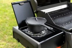 Napoleon Rogue 425 Gasgrill - All Black - Mit Seitenbrenner - Hero Modell 2023 Mit Heckbrenner Inkl. Drehspieß, Abdeckhaube Und Grillplatte -Camping Geschäft Napoleon Gasgrill Rogue 425 Hero Lifestyle Seitenkocher
