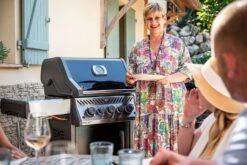 Napoleon Rogue SE 425 Gasgrill, Schwarz Mit Gussrosten, Sizzle Zone Und Heckbrenner - Hero Modell 2023 Inkl. Drehspieß -Camping Geschäft Napoleon Gasgrill Rogue SE 425 Lifestyle 01