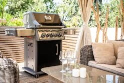 Napoleon Rogue SE 425 Gasgrill, Schwarz Mit Gussrosten - Hero Modell 2023 Inkl. Drehspieß - SMART Deal Inkl. Grillfürst Grill Control -Camping Geschäft Napoleon Gasgrill Rogue SE 425 Lifestyle Terasse