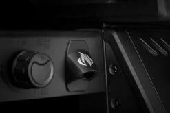 Napoleon Phantom Freestyle 425 Gasgrill, Mattschwarz - Mit Sizzle Zone Und Tür - Modell 2023 -Camping Geschäft Napoleon Phantom Freestyle F425DSIBPK PHM Detail Bottle Opener