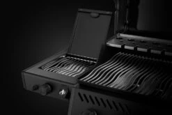 Napoleon Phantom Freestyle 425 Gasgrill, Mattschwarz - Mit Sizzle Zone Und Tür - Modell 2023 -Camping Geschäft Napoleon Phantom Freestyle F425DSIBPK PHM Detail Side Burner
