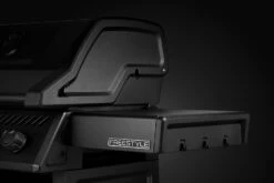Napoleon Phantom Freestyle 425 Gasgrill, Mattschwarz - Mit Sizzle Zone Und Tür - Modell 2023 -Camping Geschäft Napoleon Phantom Freestyle F425DSIBPK PHM Detail Side Shelves