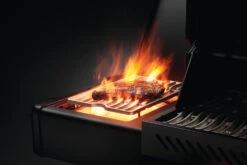 Napoleon Phantom Prestige 500 Gasgrill, Mattschwarz - Modell 2023 -Camping Geschäft Napoleon Phantom Prestige 500 p500phm Detail side burner steak