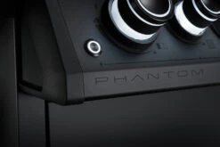 Napoleon Phantom Rogue SE 425 Gasgrill, Mattschwarz Mit Sizzle Zone Und Heckbrenner - Modell 2023 -Camping Geschäft Napoleon Phantom Rogue RSE425SIBK 1PHM Detail Badge
