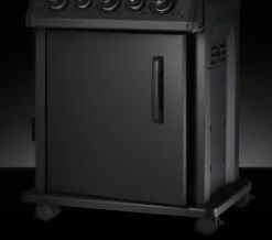 Napoleon Phantom Rogue SE 425 Gasgrill, Mattschwarz Mit Sizzle Zone Und Heckbrenner - Modell 2023 -Camping Geschäft Napoleon Phantom Rogue RSE425SIBK 1PHM Detail Door