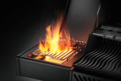 Napoleon Phantom Rogue SE 425 Gasgrill, Mattschwarz Mit Sizzle Zone Und Heckbrenner - Modell 2023 -Camping Geschäft Napoleon Phantom Rogue RSE425SIBK 1PHM Detail Side Burnr Food