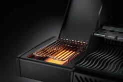 Napoleon Phantom Rogue SE 425 Gasgrill, Mattschwarz Mit Sizzle Zone Und Heckbrenner - Modell 2023 -Camping Geschäft Napoleon Phantom Rogue RSE425SIBK 1PHM Detail Side Burnr No 16 1671185649