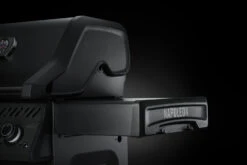 Napoleon Phantom Rogue SE 425 Gasgrill, Mattschwarz Mit Sizzle Zone Und Heckbrenner - Modell 2023 -Camping Geschäft Napoleon Phantom Rogue RSE425SIBK 1PHM Detail Side Shelf