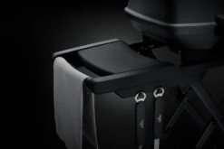 Napoleon Phantom TravelQ PRO285X Kompakt Gasgrill, Mattschwarz - Mit Klappbarem Wagen Inkl. Warmhalterost - Modell 2023 -Camping Geschäft Napoleon Phantom TravelQ PRO285X Seitenablagen