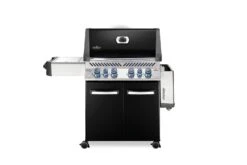 Napoleon Prestige 500 Gasgrill, Schwarz - Mit Safety Glow - X-DEAL Inkl. Grillthermometer, Schneidebrett Und Windschild Für SIZZLE ZONE -Camping Geschäft Napoleon Prestige 500 Gasgrill schwarz Seitenablage klappbar 1