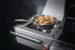 Napoleon Prestige Pro 825-3 Edelstahl Gasgrill Inkl. Drehspieß Und Bodenbeleuchtung - Modell 2023 -Camping Geschäft Napoleon Prestige Pro 825 Seitenbrenner Wok 1