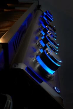 Napoleon Prestige Pro 665-3 Edelstahl Gasgrill Inkl. Drehspieß - X-DEAL Inkl. Napoleon TravelQ PRO285 Kompakt Gasgrill 35 Napoleon Prestige Pro 665-3 Edelstahl Gasgrill Inkl. Drehspieß - X-DEAL Inkl. Napoleon TravelQ PRO285 Kompakt Gasgrill -Camping Geschäft Napoleon Prestige Pro beleuchtere Drehregler blau 4