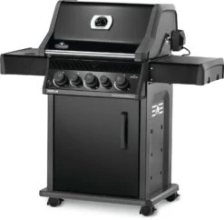 Napoleon Rogue 425 Gasgrill - All Black - Mit Seitenbrenner - Hero Modell 2023 Mit Heckbrenner Inkl. Drehspieß, Abdeckhaube Und Grillplatte -Camping Geschäft Napoleon Rogue 425 Gasgrill Hero seitlich