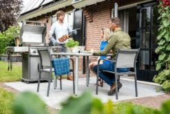 Napoleon Rogue SE 425 Edelstahl Gasgrill Mit Sizzle Zone Und Heckbrenner - Modell 2023 -Camping Geschäft Napoleon Rogue SE 425 Gasgrill Edelstahl Lifestyle