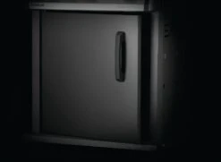 Napoleon Rogue SE 425 Gasgrill, Schwarz Mit Gussrosten, Sizzle Zone Und Heckbrenner - Hero Modell 2023 Inkl. Drehspieß -Camping Geschäft Napoleon Rogue SE 425 Unterschrank Tueren schwarz 1