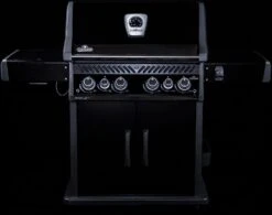 Napoleon Rogue SE 525 Gasgrill - All-black - Mit Sizzle Zone Und Heckbrenner - Grillfürst Edition - X-DEAL Inkl. Abdeckhaube, Gussplatte Und Drehspieß-Set - Modell 2022 -Camping Geschäft Napoleon Rogue SE All Black limited GF 1