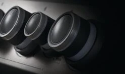 Napoleon Rogue SE 625 Gasgrill, Schwarz Mit Gussrosten, Sizzle Zone Und Heckbrenner - Modell 2023 -Camping Geschäft Napoleon Rogue SE Drehknoepfe 3