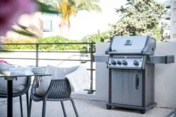 Napoleon Rogue XT 425 Edelstahl Gasgrill Mit Sizzle Zone - Modell 2023 -Camping Geschäft Napoleon Rogue XT 425 Edelstahl Lifestyle