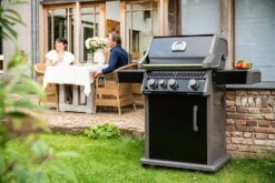 Napoleon Rogue XT 425 Gasgrill - All Black - Mit Sizzle Zone - Modell 2023 -Camping Geschäft Napoleon Rogue XT 425 Gasgrill mit Sizzle Zone Lifestyle