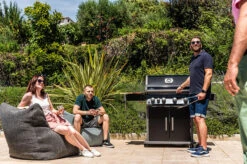Napoleon Rogue XT 525 Gasgrill - All Black - Mit Sizzle Zone - Modell 2023 -Camping Geschäft Napoleon Rogue XT 525 Gasgrill mit Sizzle Zone Lifestyle01