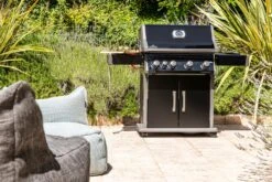 Napoleon Rogue XT 525 Gasgrill - All Black - Mit Sizzle Zone - Modell 2023 -Camping Geschäft Napoleon Rogue XT 525 Gasgrill mit Sizzle Zone Lifestyle02