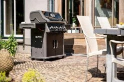 Napoleon Rogue XT 525 Gasgrill - All Black - Mit Sizzle Zone - Modell 2023 -Camping Geschäft Napoleon Rogue XT 525 Gasgrill mit Sizzle Zone Lifestyle03