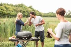 Napoleon TravelQ PRO285 Kompakt Gasgrill Schwarz Mit Klappbarem Wagen - Modell 2023 -Camping Geschäft Napoleon portabler Gasgrill Travelq Pro285 x lifestyle 1
