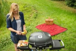 Napoleon TravelQ PRO285 Kompakt Gasgrill Schwarz Mit Klappbarem Wagen - Modell 2023 -Camping Geschäft Napoleon portabler Gasgrill Travelq Pro285 x lifestyle 2