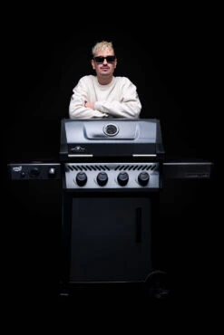 Napoleon Freestyle 425 Gasgrill - Mit Sizzle Zone - Limited Robin Schulz Barbecue Edition - Inkl. Mega Zubehörpaket -Camping Geschäft Napoleon und DJ Robin Schulz Freesystel Sonderedition