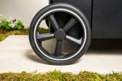 Outdoorchef Gas Kugelgrill Arosa 570 G Evo Black Style - Inkl. Blazing-/Cooking Zone Kit Plus 23 Outdoorchef Gas Kugelgrill Arosa 570 G Evo Black Style - Inkl. Blazing-/Cooking Zone Kit Plus -Camping Geschäft Outdoorchef Arosa Gas Kugelgrill 570G EVO Black Style Laufraeder 1